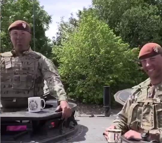 大英自有国情在！没红茶不打仗，英军坦克兵演示正宗下午茶怎么泡